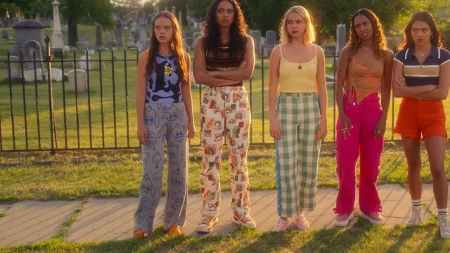 Sandales Melissa Megan portées par Minnie 'Mouse' Honrada (Malia Pyles) comme on le voit dans Pretty Little Liars : Original Sin (S02E06)