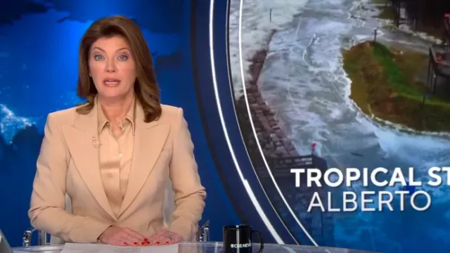 Blazer en laine crêpe à revers larges Michael Kors porté par Norah O’Donnell tel que vu dans CBS Evening News le 19 juin 2024