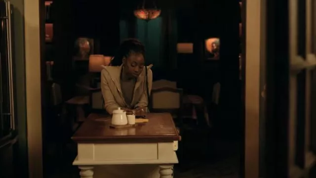 Pull zippé en laine et cachemire Vince porté par Kiesha Williams (Birgundi Baker) comme on le voit dans The Chi (S06E14)