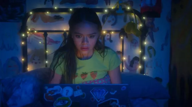 T-shirt fraise en strass Forever 21 porté par Minnie 'Mouse' Honrada (Malia Pyles) comme on le voit dans Pretty Little Liars : Original Sin (S02E07)