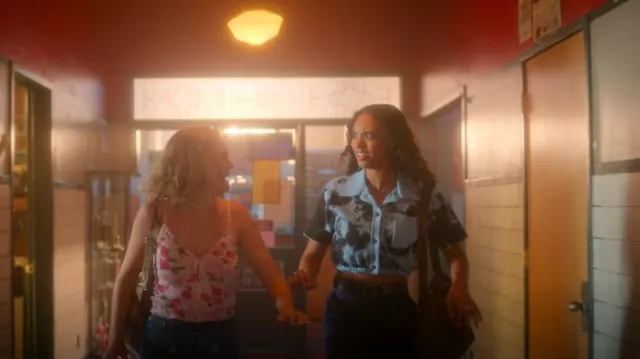 Ph5 Gregory Ece Tie Dye Polo porté par Tabitha 'Tabby' Haworthe (Chandler Kinney) comme on le voit dans Pretty Little Liars : Original Sin (S02E07)