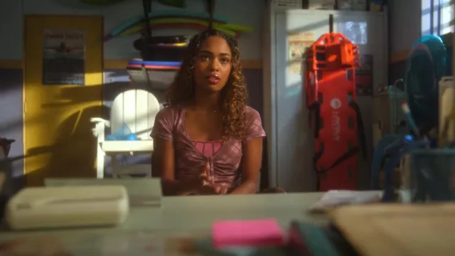 Haut Motel Wesley porté par Faran Bryant (Zaria Simone) comme on le voit dans Pretty Little Liars : Original Sin (S02E07)