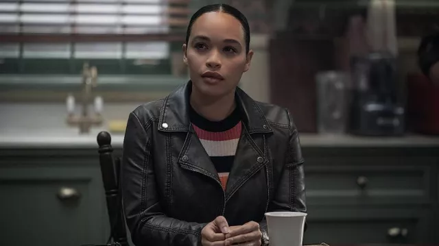 Atuendos de película de telarañas: La señorita Devine (Cleopatra Coleman) lleva una chaqueta de cuero