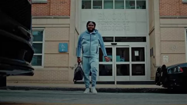 Sac de week-end Amiri Black Star Patch porté par Tee Grizzley dans Tee Grizzley - Robbery 7 [Vidéo officielle]