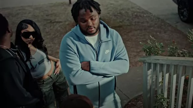 Sweat à capuche zippé Nike Windrunner bleu clair et bleu ardoise porté par Tee Grizzley dans Tee Grizzley - Robbery 7 [Vidéo officielle]