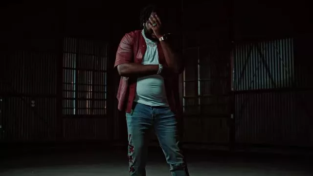 Jeans Amiri Clay Indigo & Red Leather Bones porté par Tee Grizzley dans Tee Grizzley - Robbery 7 [Official Video]