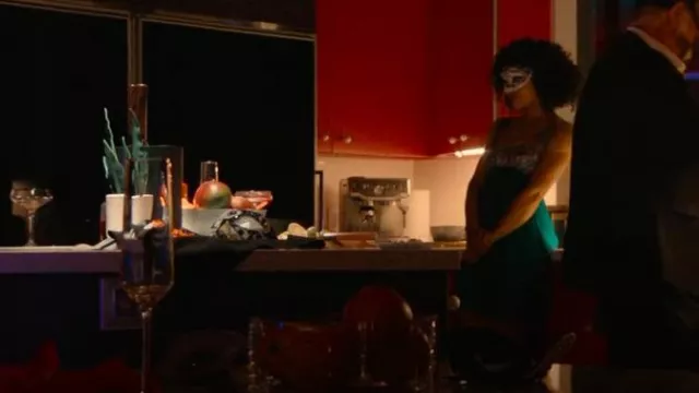 Breville Barista Express usado por Deja Yvonna Pearson como se ve en Recortado (S01E04)