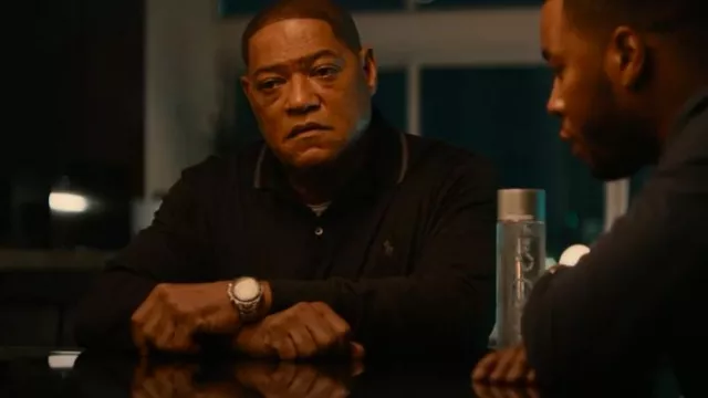 Polo de manga usado por Doc Rivers (Laurence Fishburne) como se ve en Clipping (S01E05)