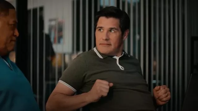 Polo de algodón de Michael Kors Greenwich usado por Seth Burton (Rich Sommer) como se ve en Clipped.