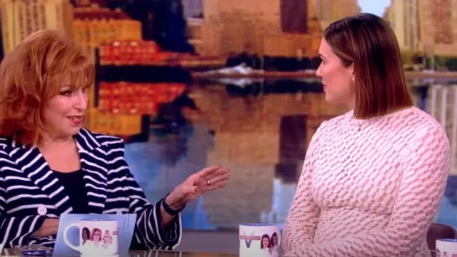Vestido de encaje con cuello barco Rohe usado por Mandy Moore como se ve en The View el 25 de junio de 2024