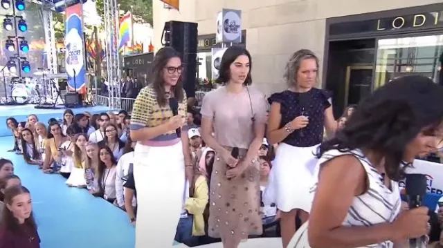 Jupe midi Prada en organza ornée de miroirs portée par Gracie Abrams comme on le voit dans Today le 28 juin 2024