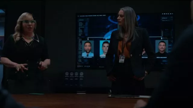 Blazer Smythe Duchess porté par Emily Prentiss (Paget Brewster) comme on le voit dans Esprits criminels (S17E04)