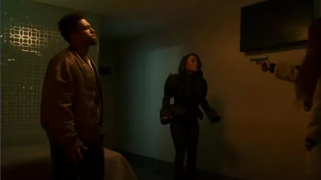 Veste Alpha Flight portée par le conseiller Tate (Larenz Tate) telle qu’on la voit dans Power Book II : Ghost (S04E04)