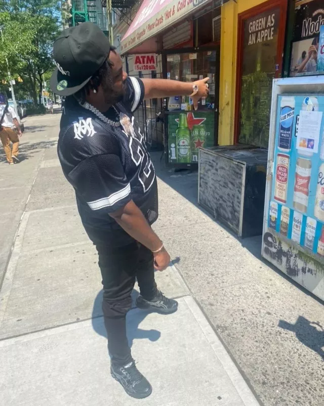 Vaqueros Amiri Black MX1 usados por Tee Grizzley en la cuenta de Instagram @teegrizzley