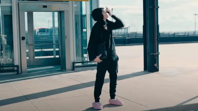 Pantalon de jogging Nike All Black Fleece porté par Lil Mabu dans Lil Mabu - BANG ! COUP! (DISS XXL) (Clip officiel)