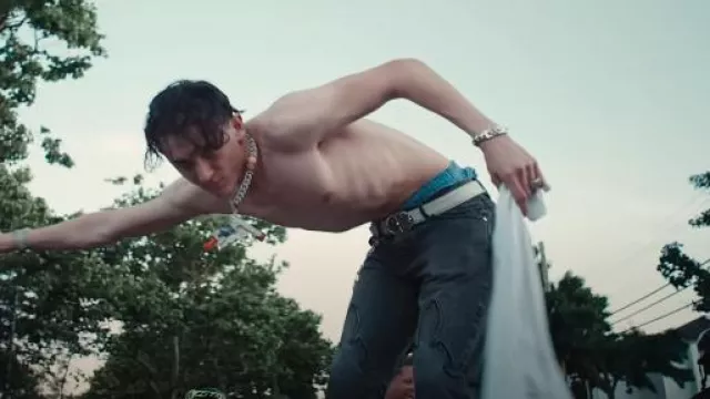 Ceinture en cuir blanc chromé et croix ovale argentée portée par Lil Mabu dans Lil Mabu - BANG ! COUP! (DISS XXL) (Clip officiel)