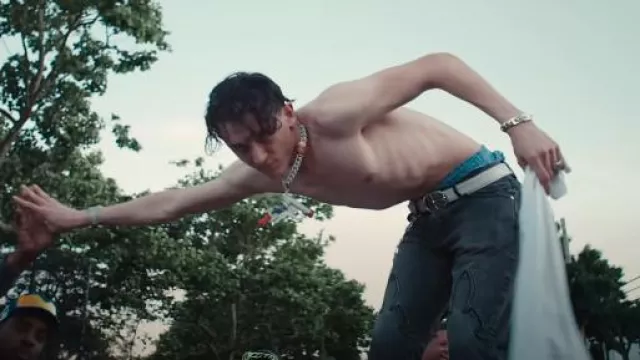 Jean 'Fleur Knee' gris coeurs chromés porté par Lil Mabu dans Lil Mabu - BANG ! COUP! (DISS XXL) (Clip officiel)