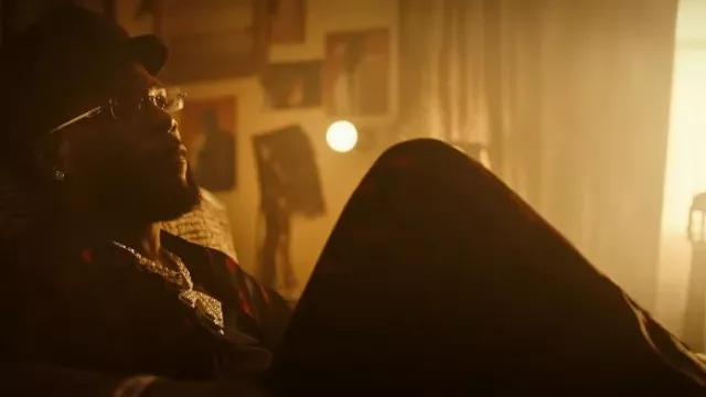 Pantalon de pyjama Balenciaga noir et rouge sur toute la surface porté par Burna Boy en Burna Boy - Higher [Official Music Video]