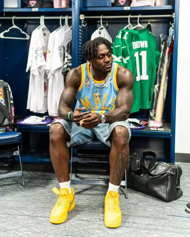 Mitchell & Ness Los Angels Lakers #8 Bryant Light Blue MPLS Jersey worn by AJ Brown on the Instagram account @blitzfits