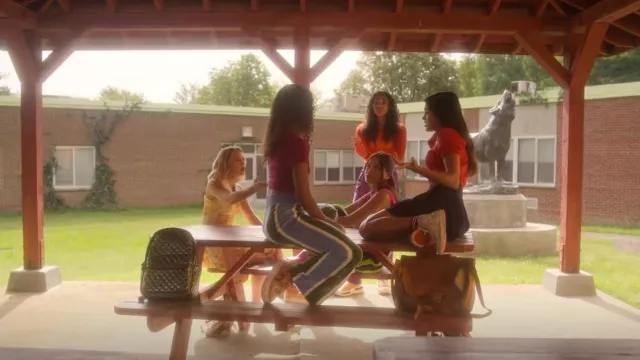 Pantalon en tricot LMND Carmen porté par Faran Bryant (Zaria Simone) comme on le voit dans Pretty Little Liars : Original Sin (S02E08)