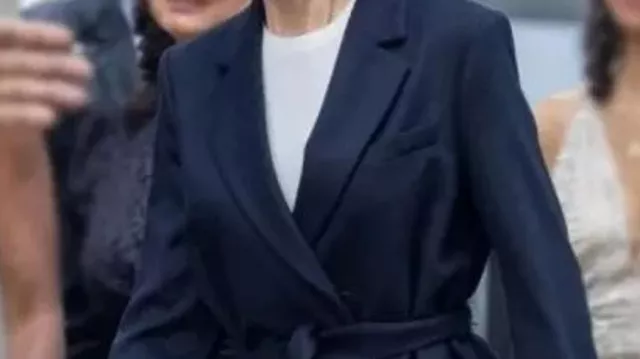 Vêtements de A Family Affair : Manteau noir porté par Brooke Harwood (Nicole Kidman) dans le film