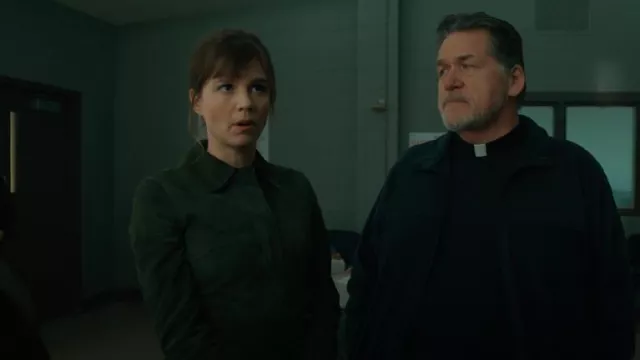 Chaqueta utilitaria Theory Gloss Lamb Suede usada por Kristen Bouchard (Katja Herbers) como se ve en Evil (S04E06)