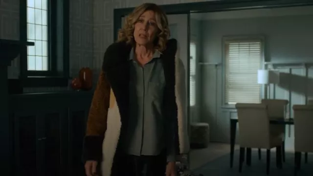 Abrigo de peluche A.L.C. Stefan Colorblock usado por Sheryl Luria (Christine Lahti) como se ve en Evil (T04E07)