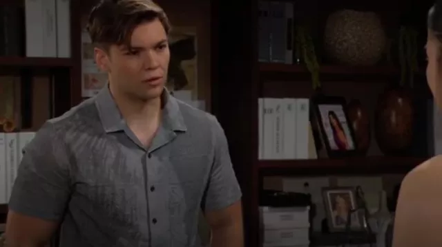 Camisa John Varvatos Arya en gris piedra usada por R.J. Forrester (Joshua Hoffman) como se ve en The Bold and the Beautiful el 1 de julio de 2024