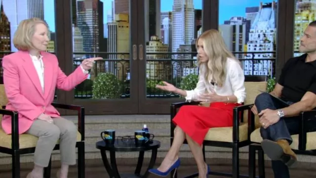 Stella McCartney Blazer emblématique en gabardine de laine extensible porté par Debra Jo Rupp comme on le voit en LIVE avec Kelly et Mark le 3 juillet 2024