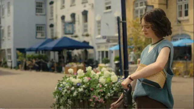 Gilet pull Bershka porté par Pippa 'Pip' Fitz-Amobi (Emma Myers) comme on le voit dans A Good Girl’s Guide to Murder (S01E01)