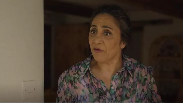 Blouse imprimée River Island portée par Rosie Hastings (Annabel Mullion) comme on le voit dans A Good Girl’s Guide to Murder (S01E01)