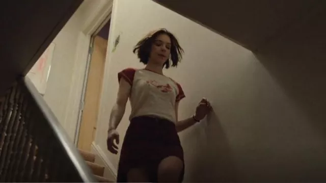 Topshop Minifalda de denim burdeos usada por Pippa 'Pip' Fitz-Amobi (Emma Myers) como se ve en A Good Girl's Guide to Murder (S01E01)