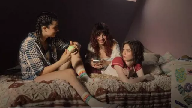 Chaussettes Monki en coton à rayures arc-en-ciel en blanc-multi portées par Cara Ward (Asha Banks) comme on le voit dans A Good Girl’s Guide to Murder (S01E01)