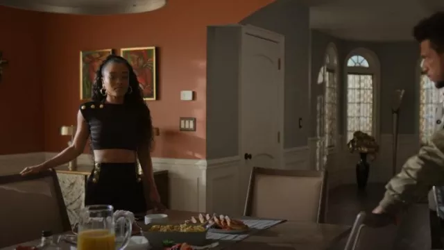 T-shirt noir à six boutons Balmain porté par Diana Tejada (LaToya Tonodeo) comme on le voit dans Power Book II : Ghost (S04E05)