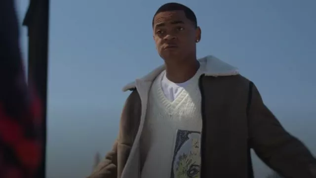 Dior Duncan Grant Pull oversize en laine avec écusson brodé porté par Tariq St. Patrick (Michael Rainey Jr.) tel qu’on le voit dans Power Book II : Ghost (S04E05)