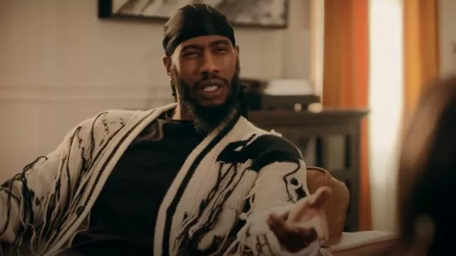 Pull RTA Zephyr Noir Abstrait porté par Trig Taylor (Luke James) comme on le voit dans The Chi (S06E16)