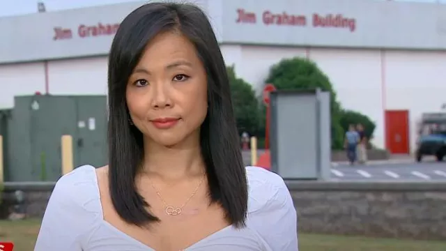 Top Veronica Beard Zhou porté par Weijia Jiang tel que vu dans CBS Mornings le 28 juin 2024