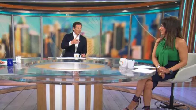 Bar lll Blouse en satin sans manches à col noué portée par Michelle Miller telle que vue dans CBS Mornings le 7 juillet 2024