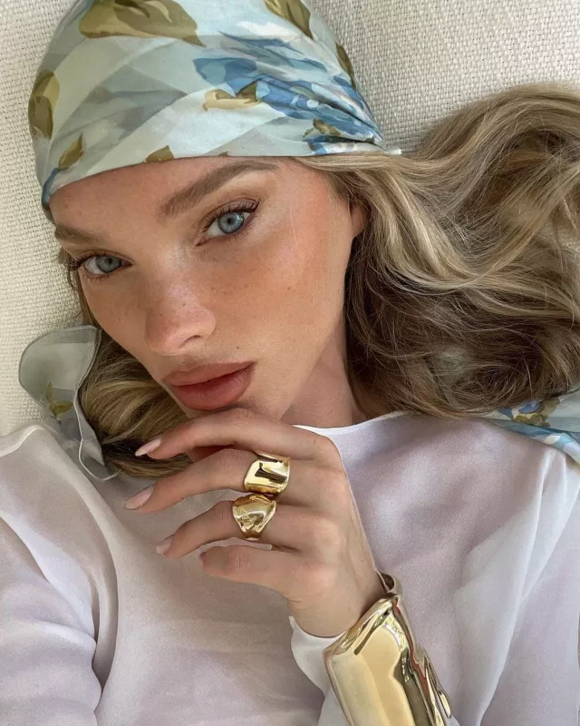 Tiffany & Co. Elsa Peretti Large Bone Cuff En Or 18 carats portée par Elsa Hosk sur son Instagram Post le 1er juillet 2024