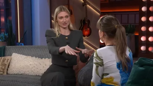 Pantalones anchos de cintura alta y lana elástica de Carolina Herrera usados por Elizabeth Debicki como se vio en The Kelly Clarkson Show el 8 de julio de 2024