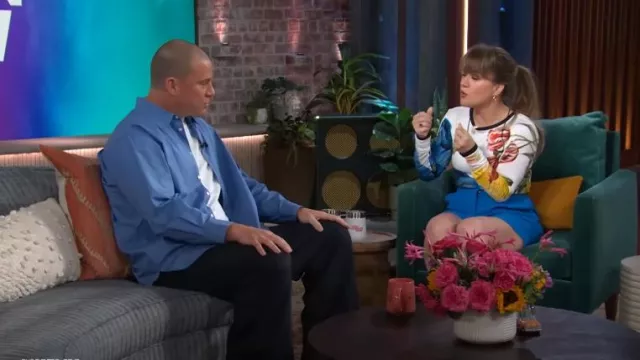 Alice + Olivia Delaina Crop Top Floral de cuello redondo usado por Kelly Clarkson como se vio en The Kelly Clarkson Show el 8 de julio de 2024