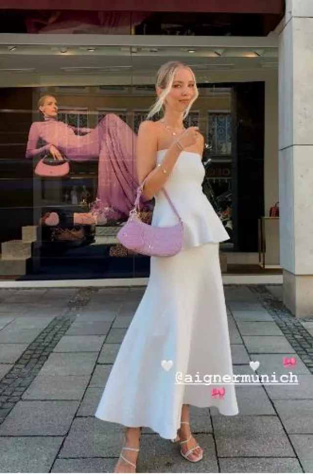 La jupe Frankie Shop Gabrielle portée par Leonie Hanne sur sa Story ...