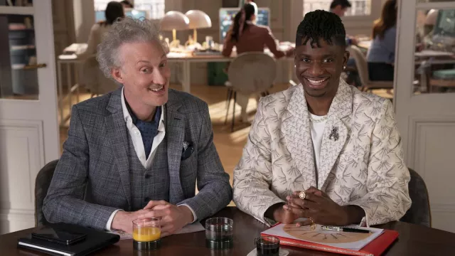 Atuendos de Emily in Paris: Julien (Samuel Arnold) lleva 3. Chaqueta blazer estampada Paradis en la temporada 4 de la serie de televisión