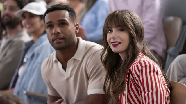 Atuendos de la temporada 4 de Emily in Paris: Alfie (Lucien Laviscount) lleva un suéter polo de Hugo Boss en la serie de televisión