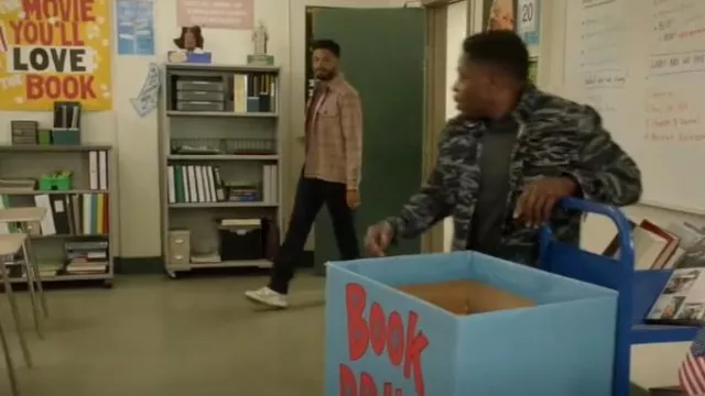 Jordan AJ 1 Mid SE Poolside portée par Jordan Baker (Michael Evans Behling) comme on le voit dans All American (S06E14)