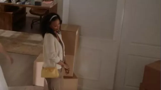 Mansur Gavriel Mini Cloud Clutch portée par Grace James (Karimah Westbrook) comme on le voit dans All American (S06E14)