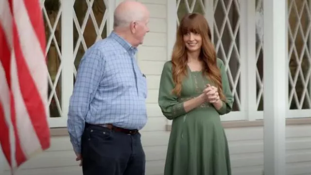 Eddy Doris Pieced Crochet Midi Dress in Juniper portée par Gray Benko comme on le voit dans Happy to be Home with the Benkos (S02E07)