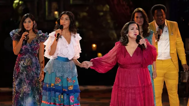 Consigue los looks de Encanto en el Hollywood Bowl: Olga Merediz lleva un vestido rosa oscuro con mangas abullonadas con volantes de Mac Duggal
