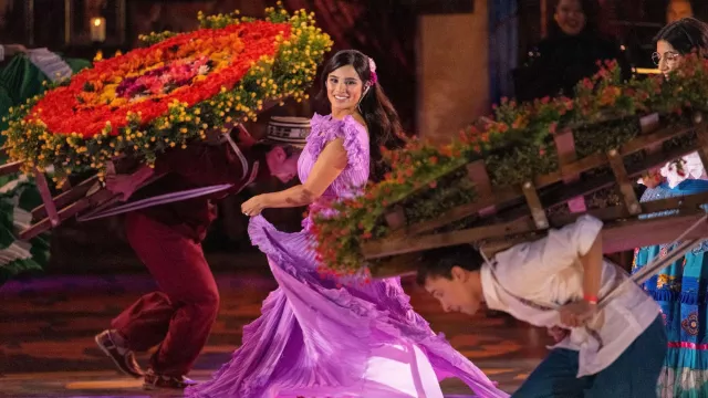 Encanto en el Hollywood Bowl Wardrobe: Diane Guerrero lleva un vestido lavanda de Mac Duggal Pleated Flutter Sleeve Empire Waist