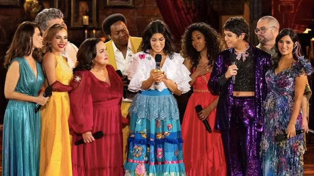 Encanto en el Hollywood Bowl Outfits: Angie Cepeda lleva vestido de tova azul Retrofête